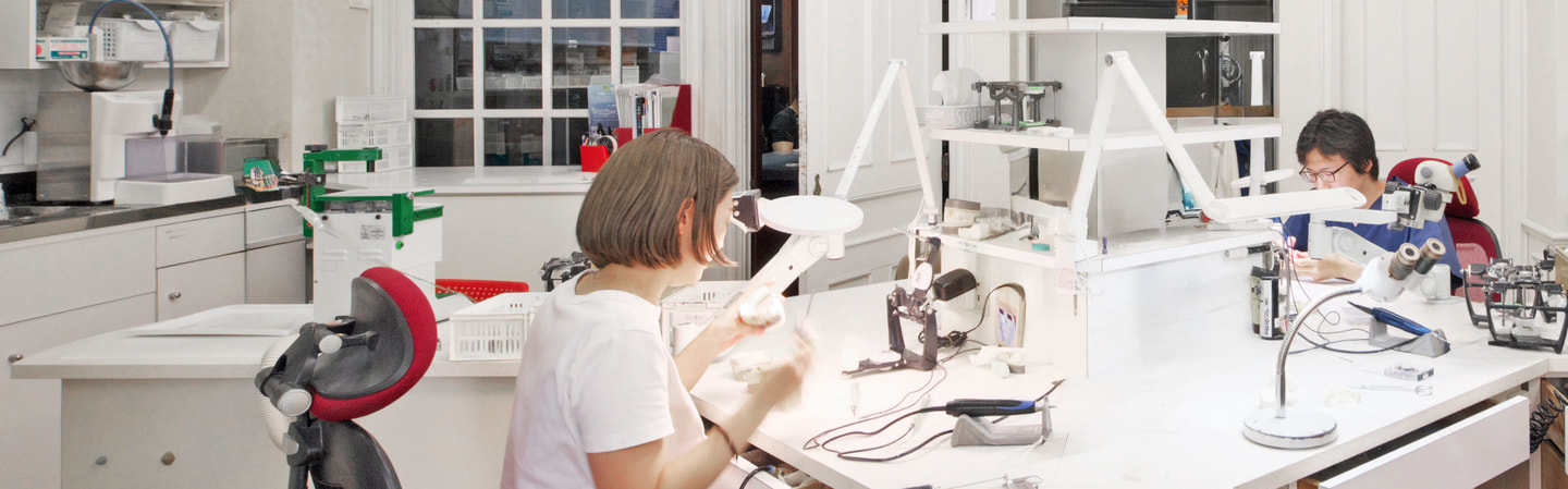 歯科技工所の工房